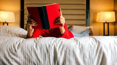 Lê antes de dormir, mas mesmo assim não consegue adormecer? Eis porquê